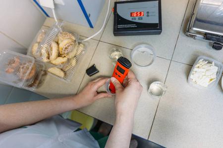 科学家在食品工厂的实验室中使用 ph 计来控制和分析产品.